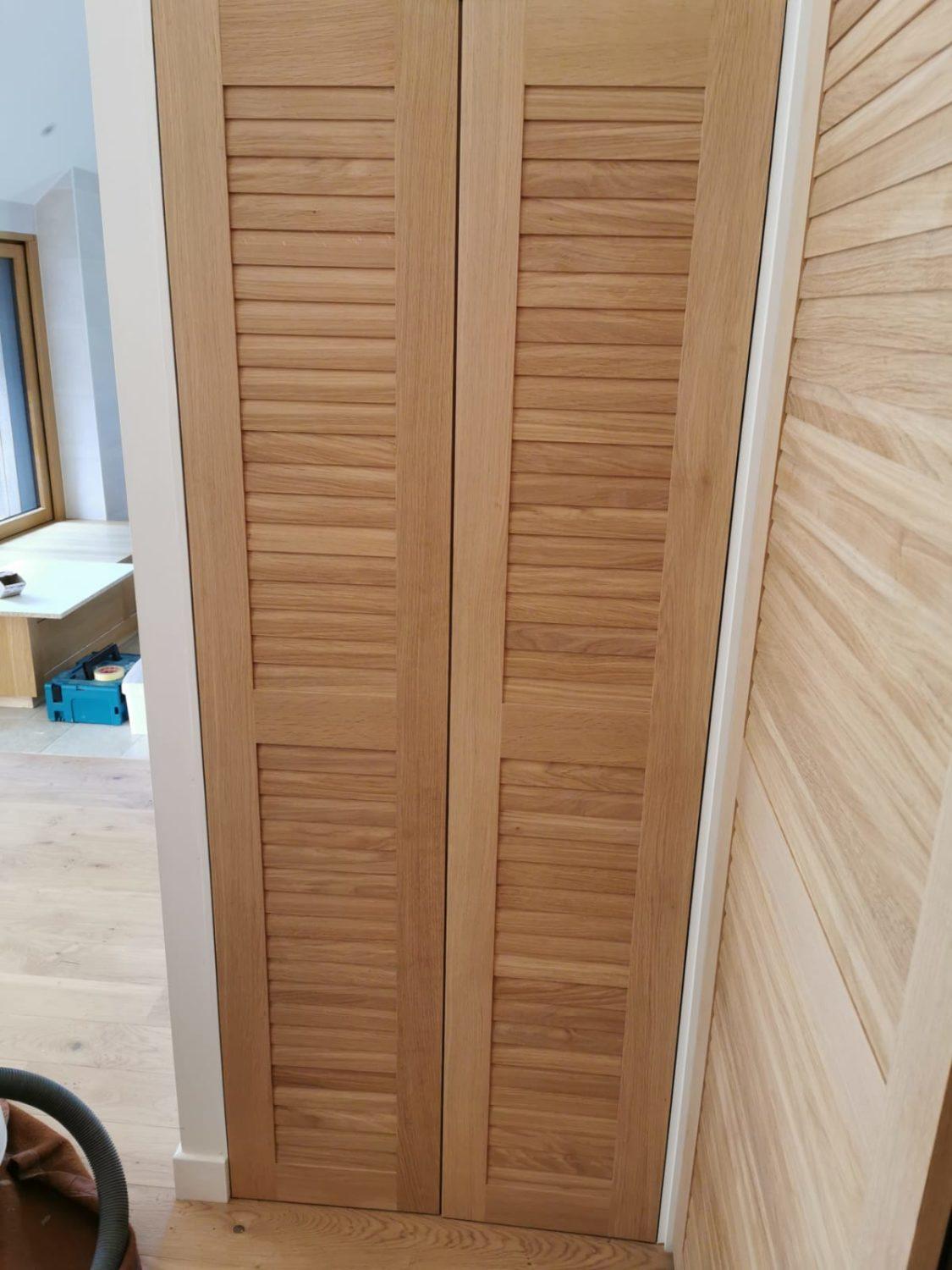 aménagement placard bois tablettes